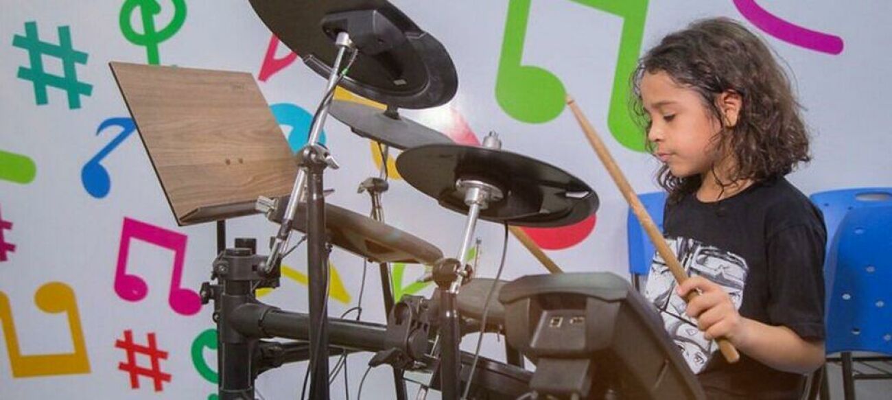 Ilustração da notícia Pedro Gomes abre inscrições para aulas de bateria e banda de percussão da MS Todo dia